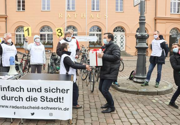 Madleen Kröner von der Initiative Radentscheid übergibt die 5313 Unterschriften an Stadtpräsident Sebastian Ehlers