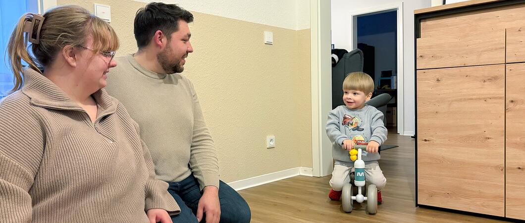 Nicht nur, dass der Zweijährige jetzt ein großes Kinderzimmer hat, in dem sein Bett und Kleiderschrank, unzählige Kuscheltiere, Regale und ein Spieleteppich Platz finden – nein: Noah kann mit seinem Dreirad sogar durch die geräumige Diele sausen.