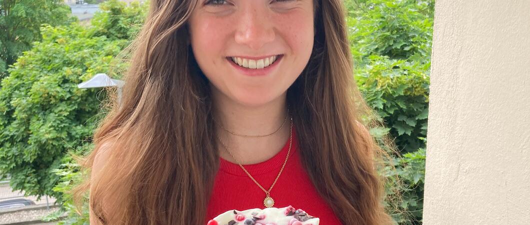 Wenn die Temperaturen ansteigen, steht vielen der Sinn nach einer Abkühlung. Die kalorienärmste ist sicherlich ein Sprung in den See. Mit dem Joghurt-Snack geht es auch anders.