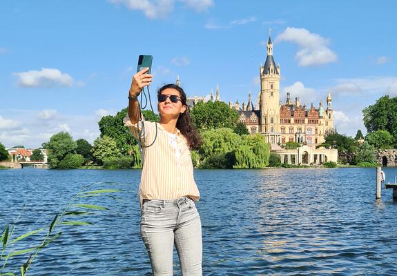 Wer am beliebten Ausflugsziel am Franzosenweg Rast macht, kann seine Fotos vom Schloss kostenlos über den neuesten city.WLAN-Hotspot an Familie und Freunde versenden.