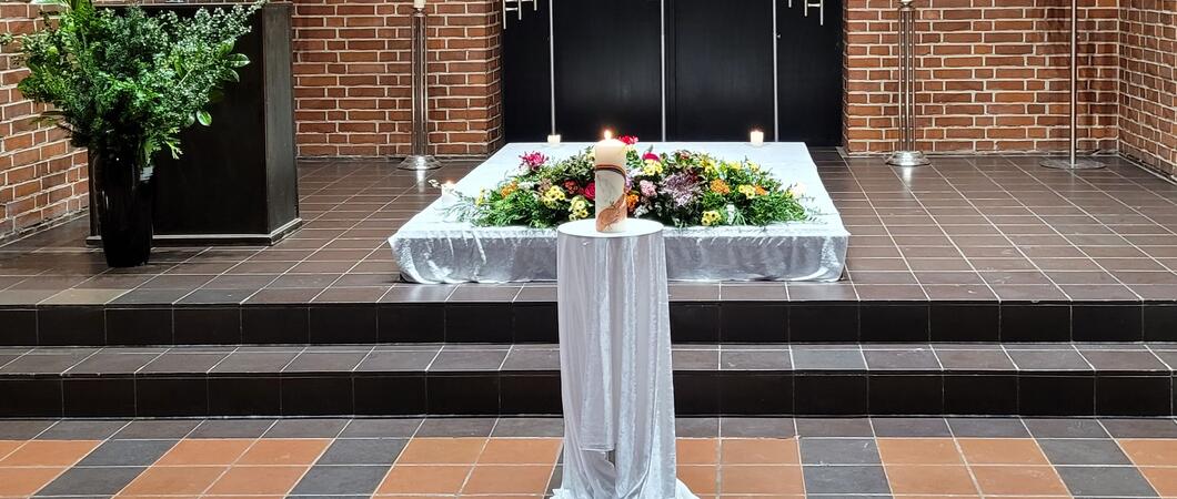 Die Krankenhausseelsorge der Helioskliniken Schwerin und der Eigenbetrieb Stadtwirtschaftliche Dienstleistungen laden am Samstag, den 25. November, um 15 Uhr in die Trauerhalle auf dem Alten Friedhof ein.