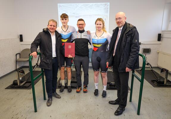 Der Minister für Inneres, Bau und Digitalisierung Christian Pegel hat heute Zuwendungen des Landes für den Bau des Radsportzentrums in Höhe von rund 16,5 Millionen Euro in Schwerin an Oberbürgermeister Dr. Rico Badenschier übergeben.