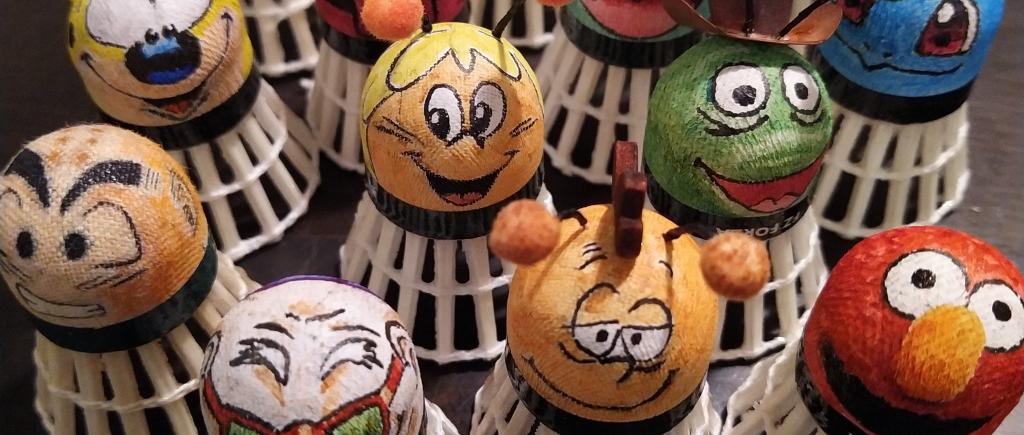 Figuren aus Comics und Fernsehserien sind auf den Federbällen abgebildet