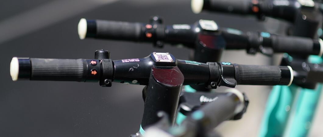 Zu einem Unfall, bei dem ein 22-jähriger Schweriner verletzt wurde, führt das Kriminalkommissariat Schwerin nun Ermittlungen zu einem flüchtigen Fahrer eines E-Scooters. Die Polizei bittet um Hinweise zur Aufklärung des Unfalls mit Fahrerflucht.