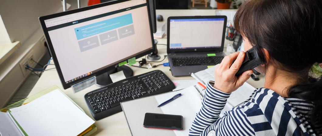 Michaela Kohnert von der Interventionsstelle gegen häusliche Gewalt an ihrem Arbeitsplatz bei der AWO Schwerin. Mit hohem persönlichen Engagement versucht sie, die vielfältigen Aufgaben zu erfüllen, Foto: maxpress/Steffen Holz