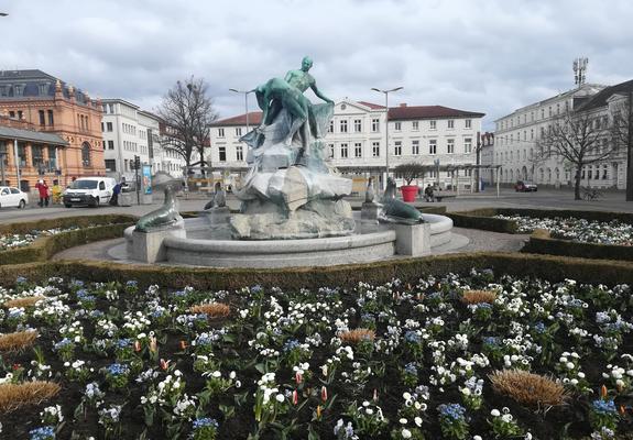 Seit ein paar Tagen blüht und grünt es wieder rund um den Brunnen „Rettung aus Seenot“ am Grunthalplatz.