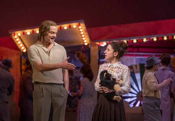 Die Musical-Uraufführung „Der geteilte Himmel“, nach dem berühmten Roman über die Deutsche Teilung von Christa Wolf, feiert am Mecklenburgischen Staatstheater ihre Weltpremiere.