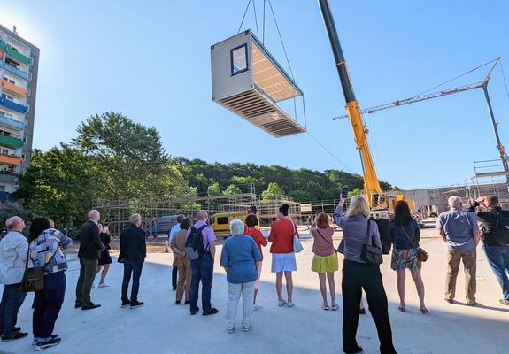 Montagebeginn für den Ersatzneubau der Albert-Schweitzer-Schule in der Lise-Meitner-Straße im Ortsteil Mueßer Holz
