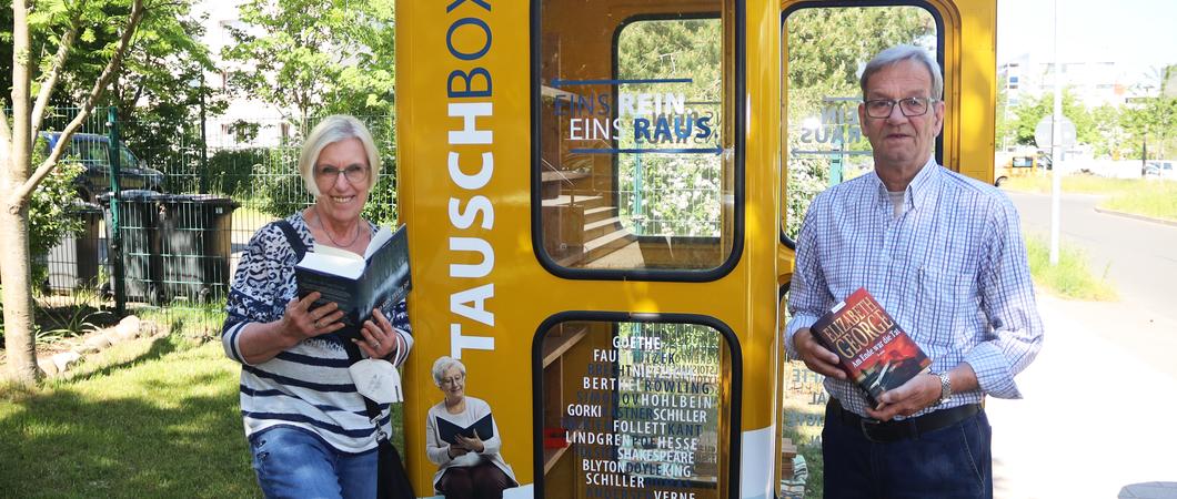 Leuchtend gelb strahlt sie mit der Sonne um die Wette – die neue Büchertauschbox beim „Haus der Begegnungen“. Am Mittwoch, den 9. Juni, wurde die ehemalige Telefonzelle in der Perleberger Straße 22 aufgestellt
