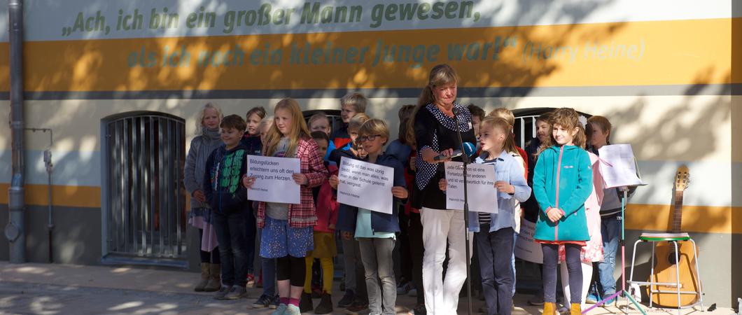 Es war ein Bauvorhaben mit Unwägbarkeiten und Überraschungen: Nachdem die Außensanierung der Heine-Grundschule bereits vor knapp zehn Jahren abgeschlossen wurde, hatten die Bauleute mit der Innensanierung des historischen Schulgebäudes in den zurückliegen
