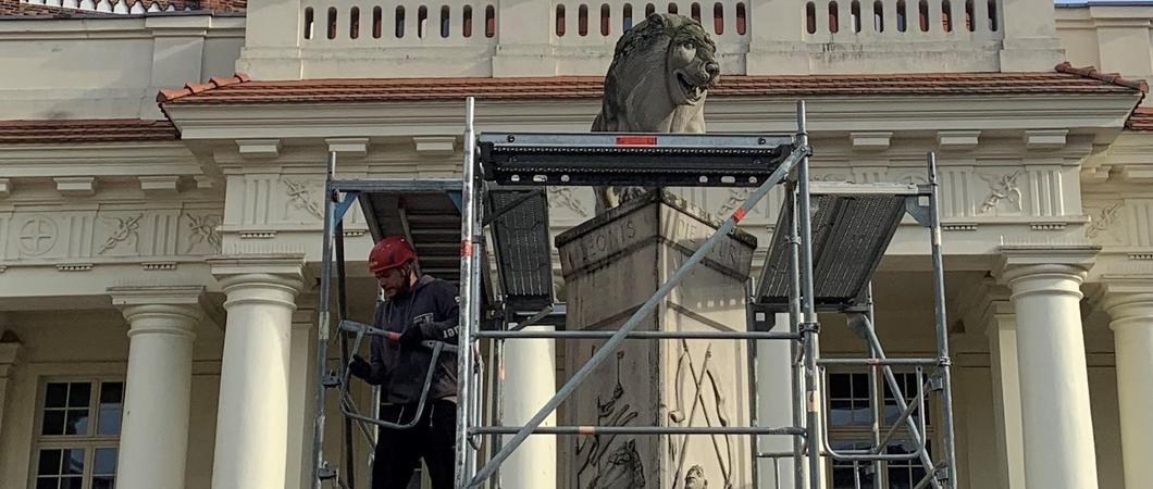 HEINRICH, dem die Nachwelt den furchteinflößenden Namen, DER LÖWE gab, gilt als Gründer der Stadt Schwerin. Auf dem Marktplatz ist ihm seit 4. August 1995 ein Denkmal gewidmet.