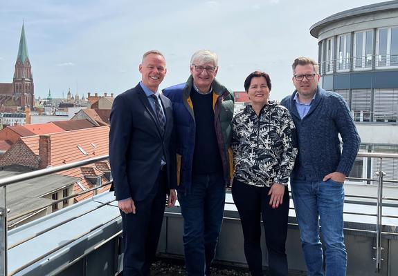 Der Vorsitzende des Schweriner Kunst- und Museumsvereins (SKMV) Norbert Bosse hat in einem Arbeitsgespräch mit Schwerins Kulturdezernenten Silvio Horn eine engere Zusammenarbeit der verschiedenen Kunst- und Kulturfördervereine der Stadt angeregt.