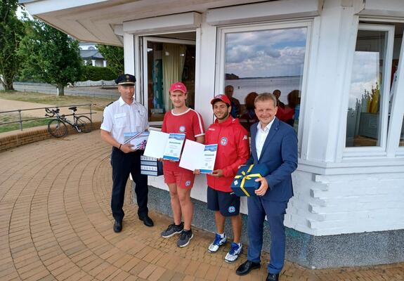 Oberbürgermeister Rico Badenschier und der Leiter der Polizeiinspektion Nils Rosada dankten den Lebensrettern Mohamad Kasier und Christian Schinner, Foto: Landeshauptstadt Schwerin