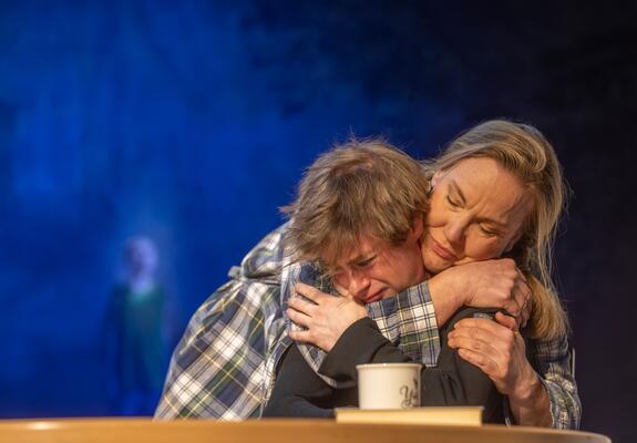 Mit dem Ensemble der Fritz-Reuter-Bühne nähert sich Hausregisseurin Adelheid Müther in „De Söhn“ behutsam der familiären Situation rund um einen depressiv erkrankten Jugendlichen, Foto: Silke Winkler