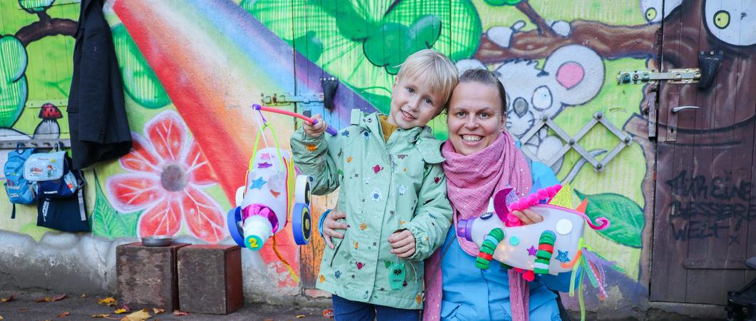 Im Dunkel wiegen sich Eulen, Monde oder Monsterlaternen im leichten Wind. Die Kinder der Kita „Feldstadtmäuse“ haben Aufstellung genommen.