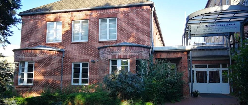 Der Eingang der Montessori-Schule in der Schweriner Feldstadt