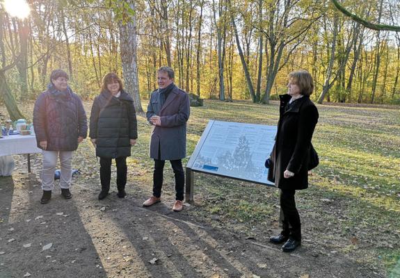 Rico Badenschier (2.v.r.) enthüllte am 12. November gemeinsam mit Ilka Wilczek (r.) sowie Olga Titkova (2.v.l.) und Initiatorin Gerlinde Haker die neue Gedenktafel im Grünen Tal