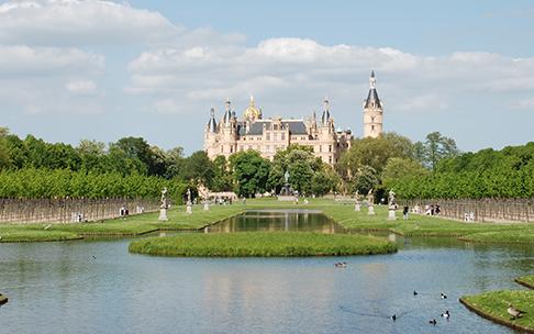 Schwerin-Schlossgarten-Blick-zum-Schloss c maxpress-liste