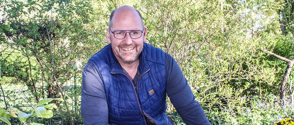 Heute pflanzt der 54-Jährige Blumen in sein rotes Kanu, früher kniete der 1,88-Meter-Mann in dem Sportgerät und pflügte damit die Regattastrecken des Landes um.