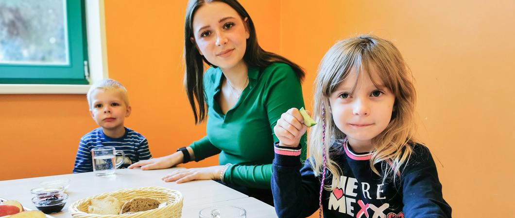Seit mehr als 20 Jahren ist die Kita gGmbH aktiv an der Ausbildung von Pädagogischen Fachkräften in und um Schwerin beteiligt. Mit 24 Hort- und Kita-Standorten bietet sie ein breites Spektrum an Möglichkeiten, Angeboten und Vielfalt für Auszubildende.
