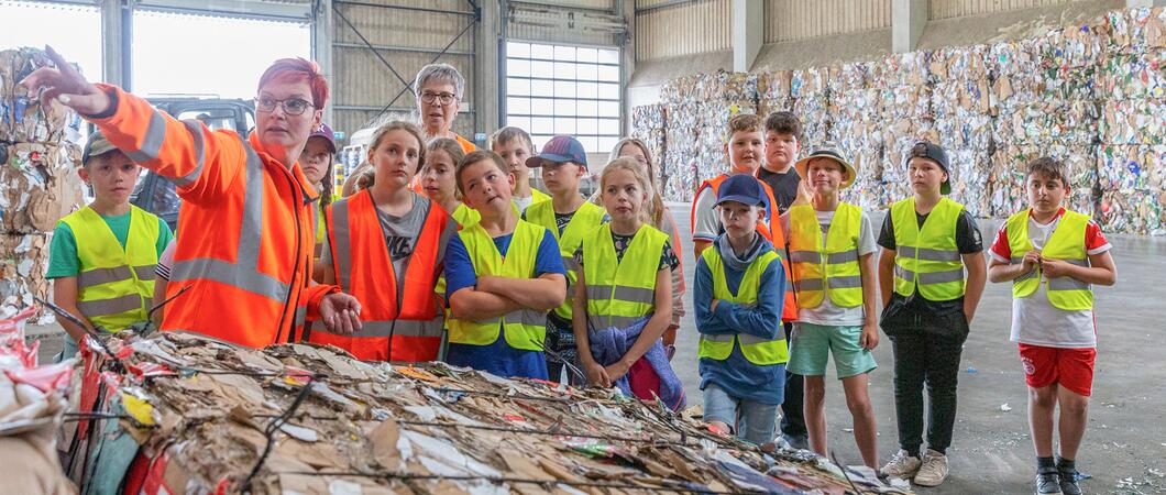 Kinder der 4. Klasse der Naturgrundschule Plate haben die SAS besucht, um etwas mehr über richtige Mülltrennung und die Verwertung der Rohstoffe zu erfahren.