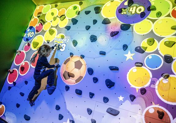 Das sportliche Freizeitvergnügen mit hohem Gamingfaktor lässt sich auf 60 Quadratmetern in der Bornhövedstraße erleben, Foto: ValoClimb