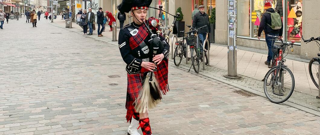 Dudelsackspieler Kian Johnston wirbt in Schwerin für die Highland Saga.