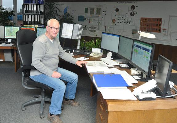 Hans-Joachim Fischer hat in der Leitwarte alle Prozesse im Blick