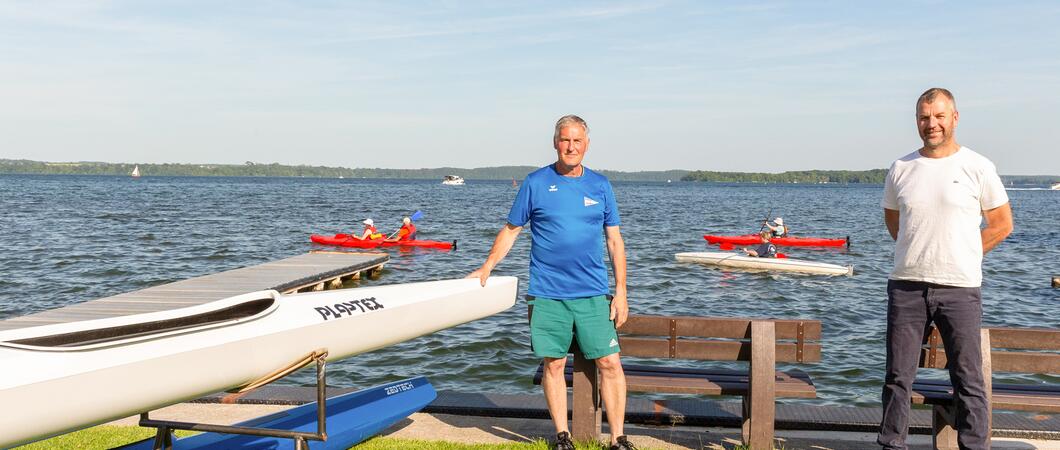 Björn Lübbert (r.) vom Kanu- und Kleinsegel-Verein e.V. und SAS-Mitarbeiter Roland Ihde an den neuen Bänken mit Seeblick, Foto: maxpress/srk