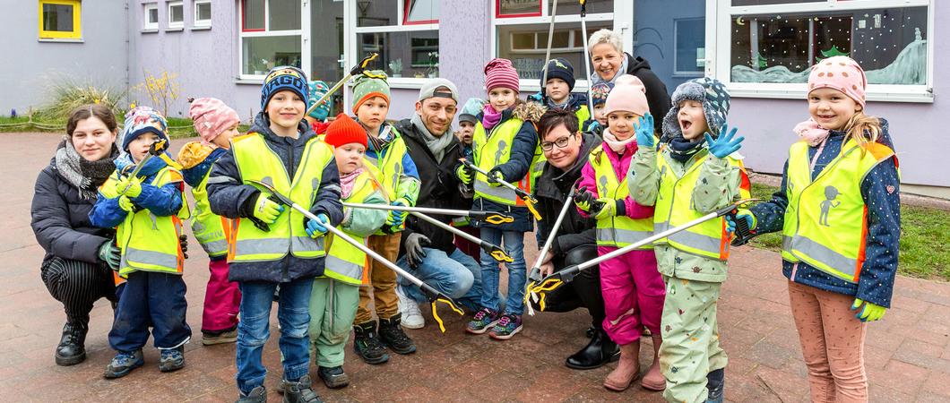 Erzieher Christian Puls (Mitte) bringt den Kindern frühzeitig die Vielfalt der Natur, Fotos: maxpress/srk