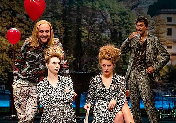 Die Frauen Cecily (Hannah Ehrlichmann) und Gwendolin (Ana Yoffe) (v.l.) haben die Lügner Algernon (Robert Höller) und Jack (Flavius Hölzemann) durchschaut