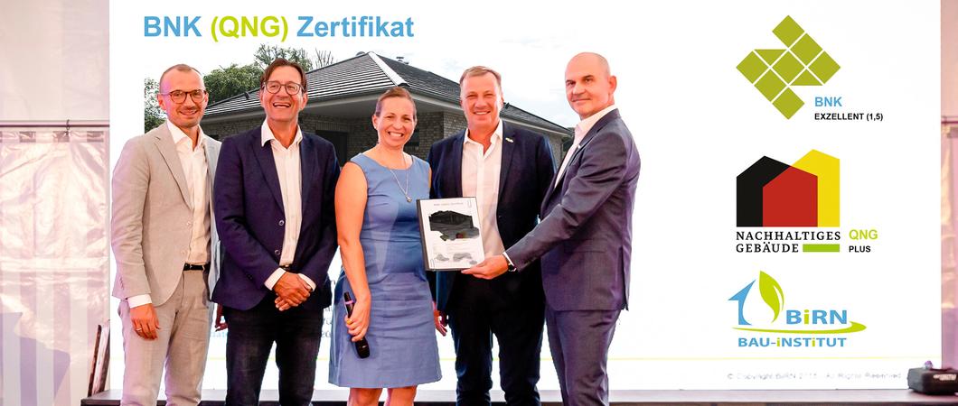 V.l.: Landrat Stefan Sternberg, Dezernent Bernd Nottebaum, Natalie Eßig, Heiko Stannieder und Hendrik Rößler von Elbe-Haus, Foto: Elbe-Haus