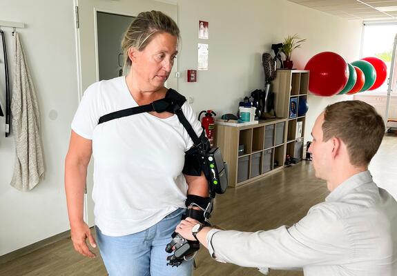 Dajana Marks testet die MyoPro ® von Myomo – eine Orthese, die um Arm und Hand geschnallt wird, Foto: maxpress