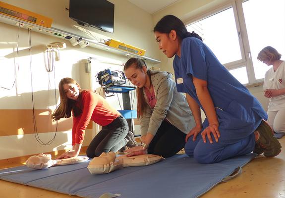 Auch Erste-Hilfe-Maßnahmen gehören zur Ausbildung