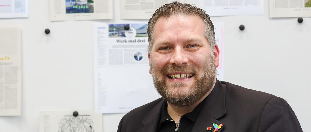 Dr. Daniel Trepsdorf (Foto rund) ist Leiter des Demokratiezentrums der RAA – Demokratie und Bildung Mecklenburg-Vorpommern e. V. und Buchautor. Der Demokratiebegriff ist für ihn täglicher Bestandteil seiner Arbeit.