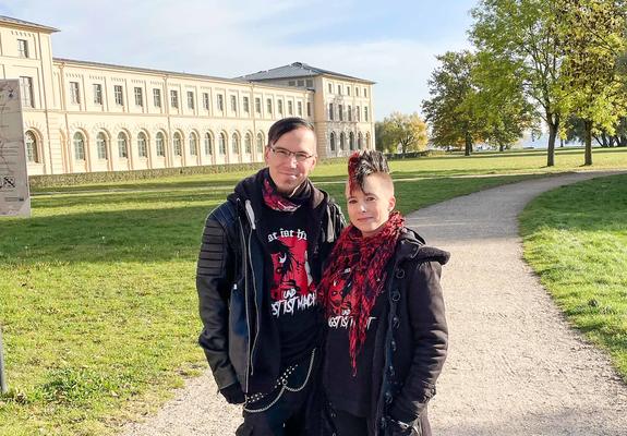 Schwarz ist ihre Lieblingsfarbe, dann Rot und danach Grün. Und weil dies in der Stadt viel zu finden ist, sind sie seit März 2020 in Schwerin – wobei Sven Bärwinkel zu seinen Wurzeln zurückgekehrt ist.
