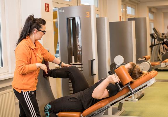 Physiotherapeuten haben die Möglichkeit, mit ihrem Patienten im den Gerätebereich zu arbeiten
