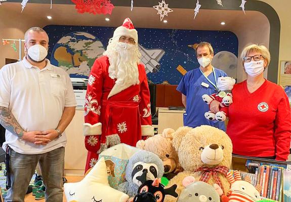 Als Väterchen Frost geht Igor Peters seit Jahrzehnten zu Kindern, die im Krankenhaus liegen, um sie mit kleinen Geschenken zu erfreuen