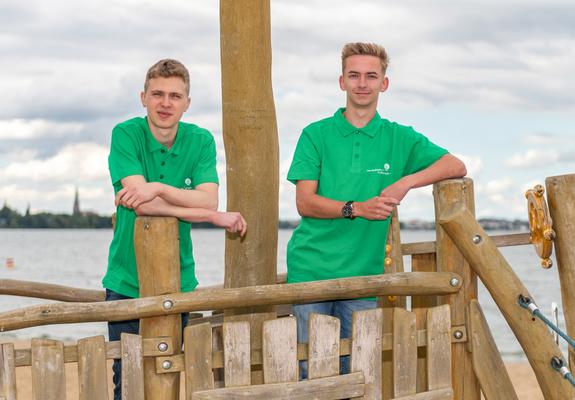 Abwechslungsreiche Arbeit, Kundenkontakt und ein engagiertes Team – das waren die Wünsche von Paul Ziercke und Johannes Grohs bei der Bewerbung zum Immobilienkaufmann.
