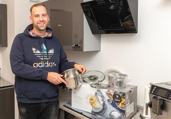Gewinner Julian Thoms mit dem Topfset