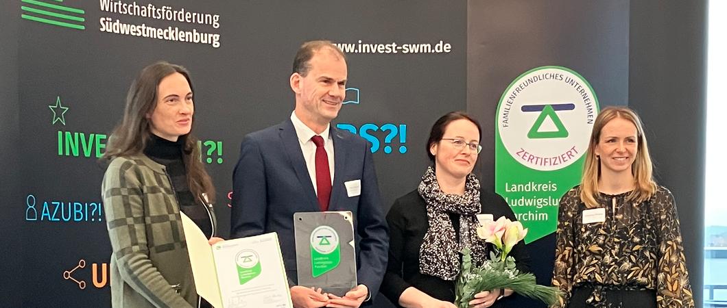 Eine besondere Auszeichnung durften Vorstandsvorsitzender Kai Lorenzen und Christin Schmidt (2. v. r.) entgegennehmen: Das Siegel „Familienfreundliches Unternehmen“ wurde von der Wifög Südwestmecklenburg überreicht, Foto: Wifög