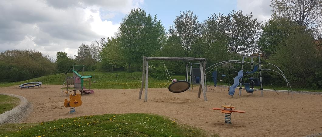 Nach der Kita oder am Wochenende mit Mama und Papa auf den Spielplatz gehen, gemeinsam mit Freunden klettern, rutschen und schaukeln – klingt nach jeder Menge Spaß.