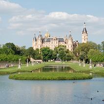 Stadtfuehrung-Schwerin Schlossgarten-Blick-zum-Schloss c maxpress-liste