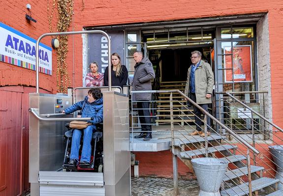 Am Dienstag hat der SPEICHER ein neu installiertes Treppenliftsystem eingeweiht. Menschen mit Handicap können ab sofort den beliebten Veranstaltungsort barrierefrei erreichen, ohne auf fremde Hilfe angewiesen zu sein.