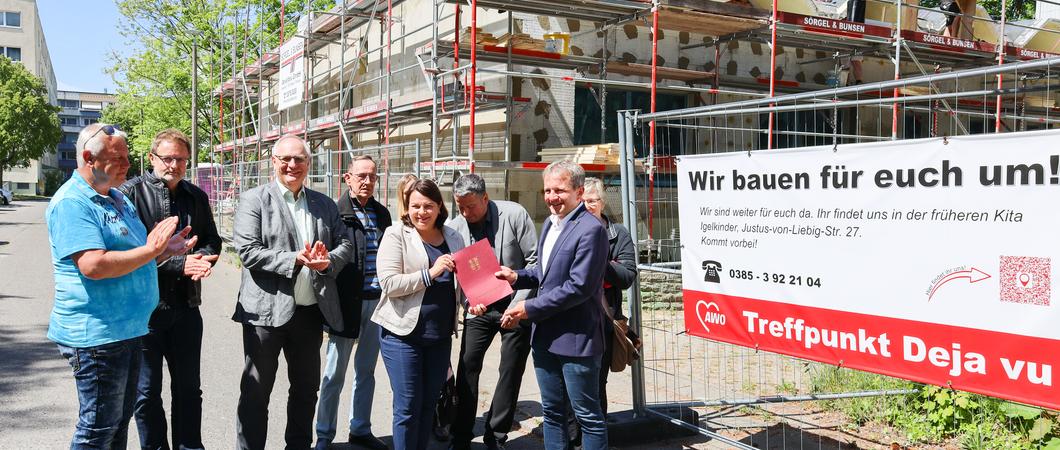 Sozialministerin Stefanie Drese und Oberbürgermeister Rico Badenschier übergeben einen Zuwendungsbescheid aus der Städtebauförderung „soziale Integration im Quartier“ für die Erneuerung des Jugendclubs „Deja-Vu“