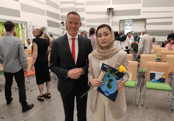 Kulturdezernent Silvio Horn hat am 20. Juli 2023 den 38 Absolventinnen und Absolventen der Volkshochschule ihre Bildungsabschlüsse der Berufsreife und Mittleren Reife überreicht.
