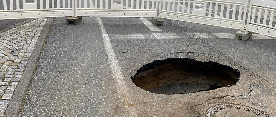 Aufgrund einer Versackung in der Fahrbahn ist die Wallstraße von der Einmündung der Fritz-Reuter-Straße bis einschließlich der Parkplatzzufahrt zum Aldi und Rewe voll gesperrt.