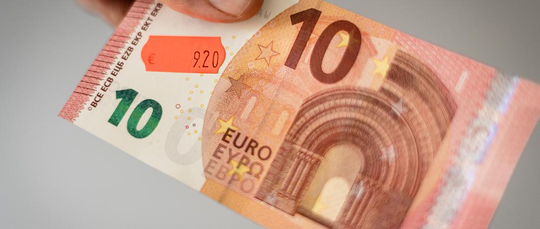 Von jedem Zehner bleiben längst nicht mehr zehn Euro übrig: Die hohe Inflation belastet insbesondere Menschen mit kleinem Portmonee