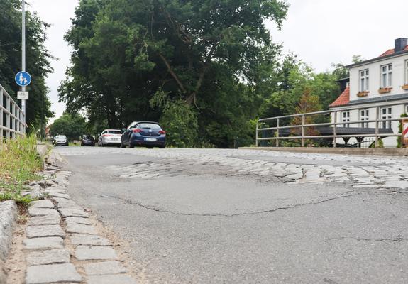 Ab kommenden Montag (28.6.21) geht der grundhafte Ausbau der Rogahner Straße weiter. Für den 1,5 Kilometer langen Bauabschnitt sind Gesamtkosten von ca. 8,3 Millionen Euro veranschlagt.