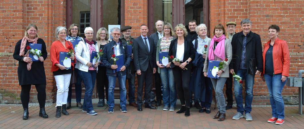 Sie sind künftige Botschafter Schwerins: 18 frisch gebackene Gästeführerinnen und Gästeführer haben in der Aula der Volkshochschule am Ende ihrer umfangreichen Ausbildung ihr Zertifikat bekommen